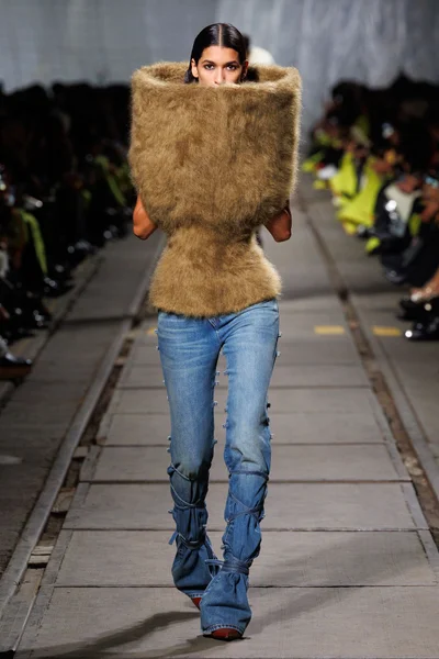 Look 24